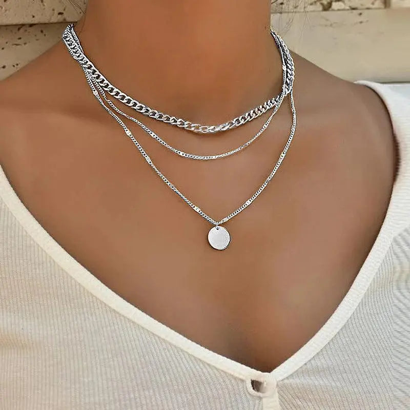Romantic Pendant Necklace in Gold and Silver