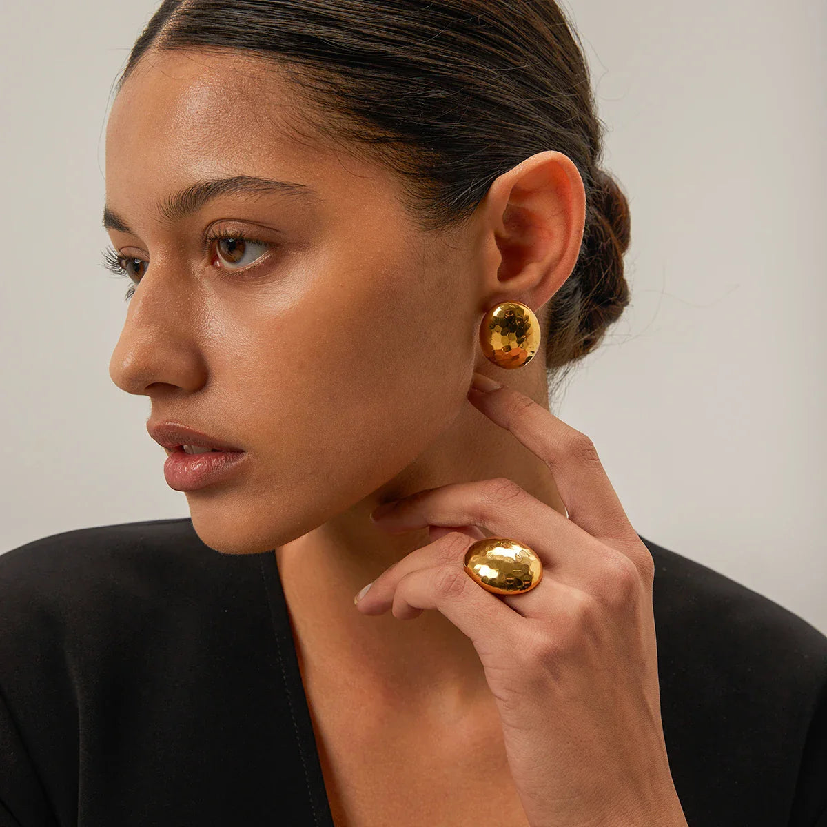18k hammered oval earring
