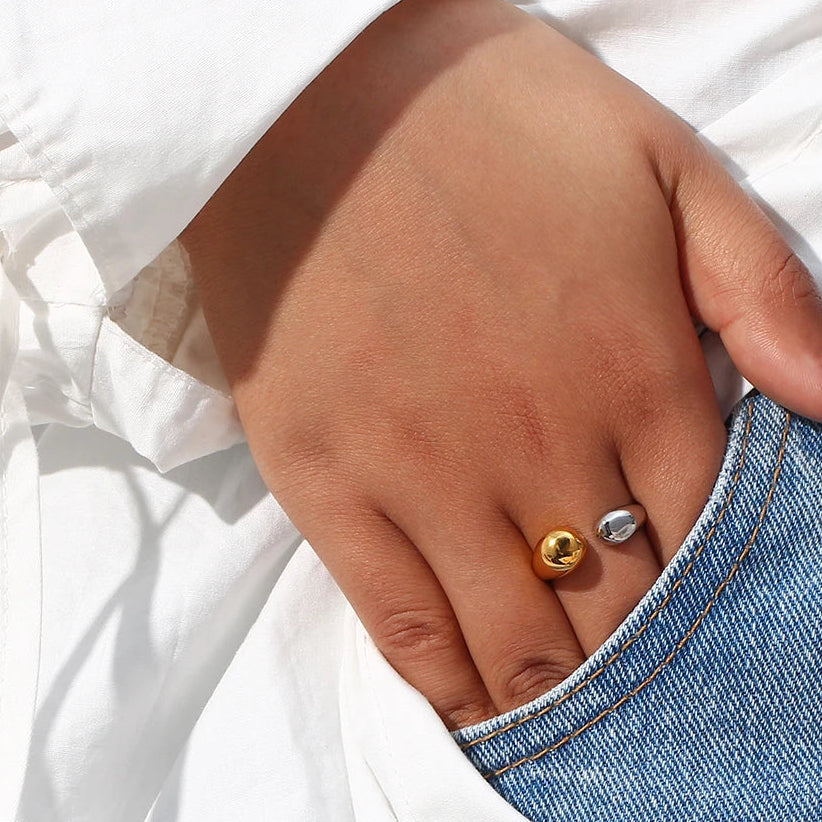 Modern two tone droplet ring