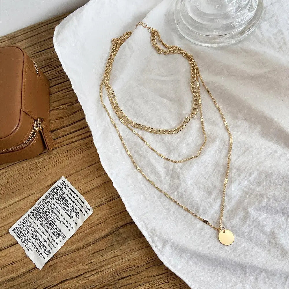 Romantic Pendant Necklace in Gold and Silver
