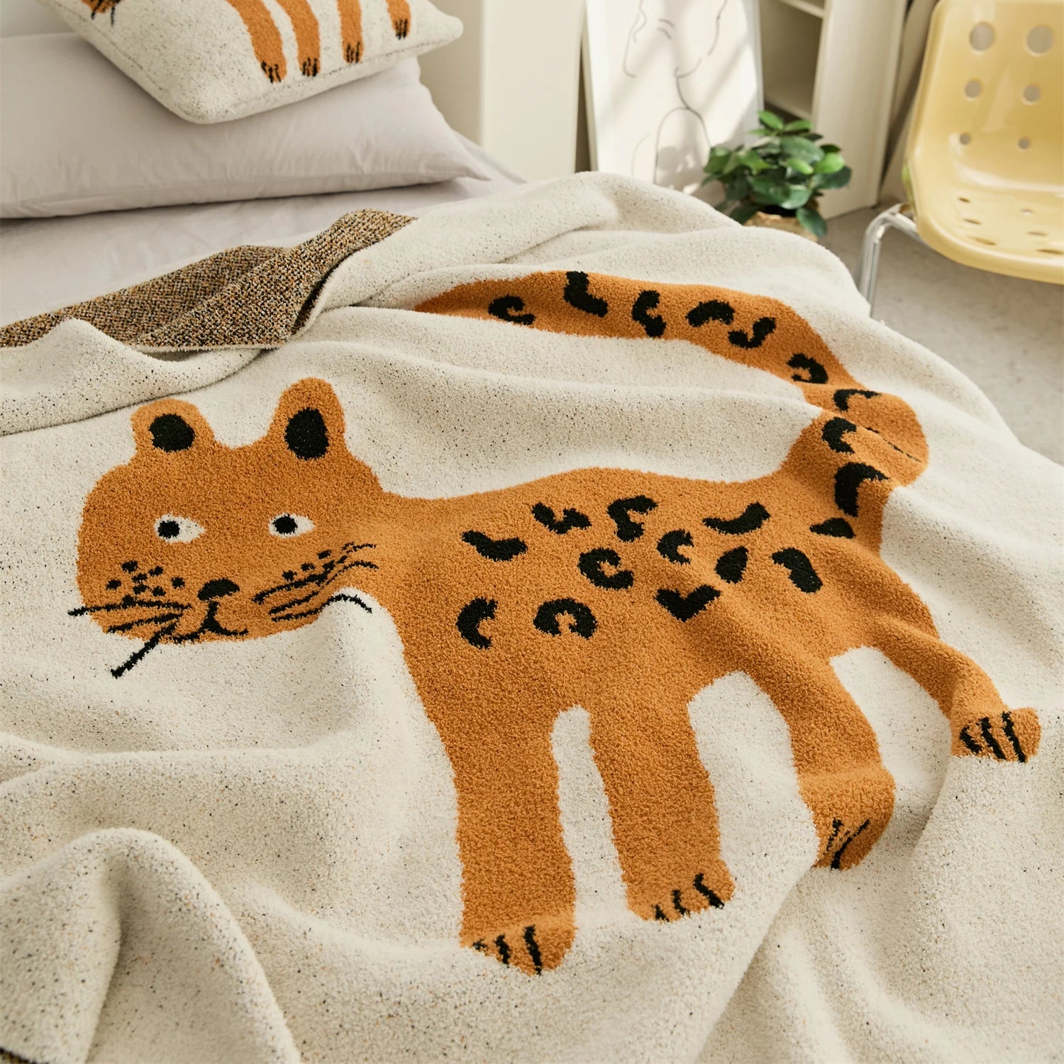 Cat Jacquard Knitted Blanket - Cozy Microfiber Throw for Stylish Room Decor