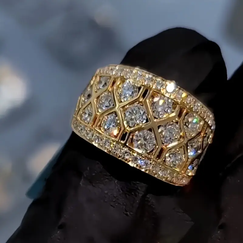 Sparkling statement ring in gold