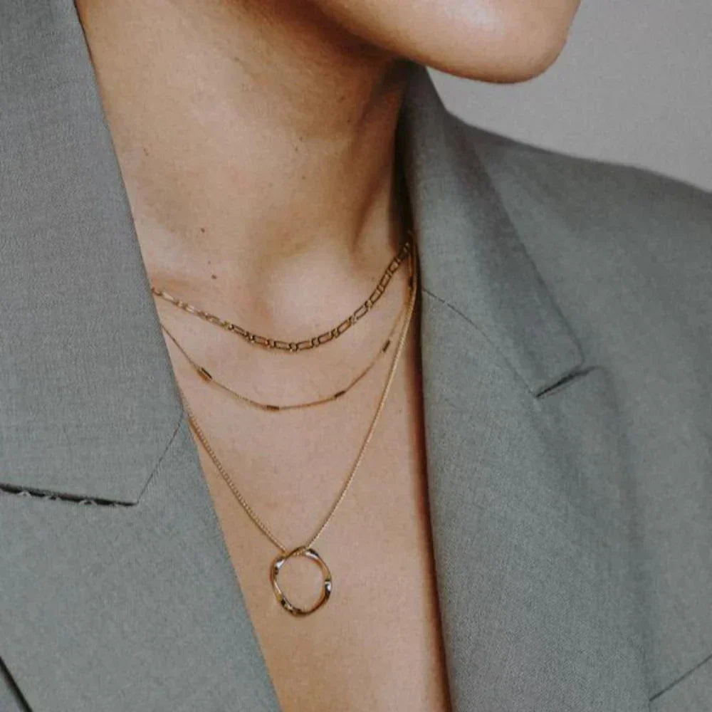 Delicate Pendant Necklace in Gold