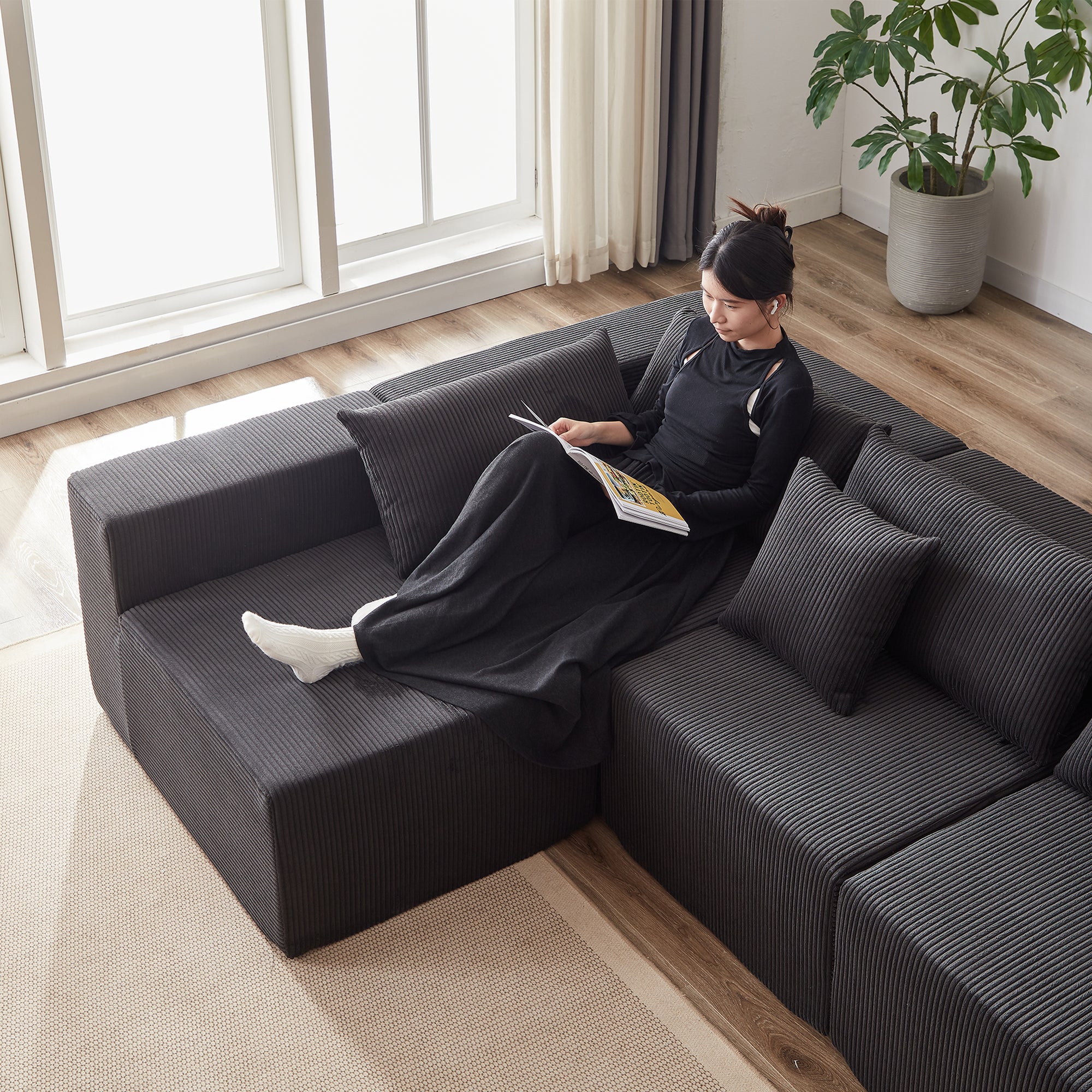 Nairobi 4-Seat Minimal Modular Sectional Sofa in Black