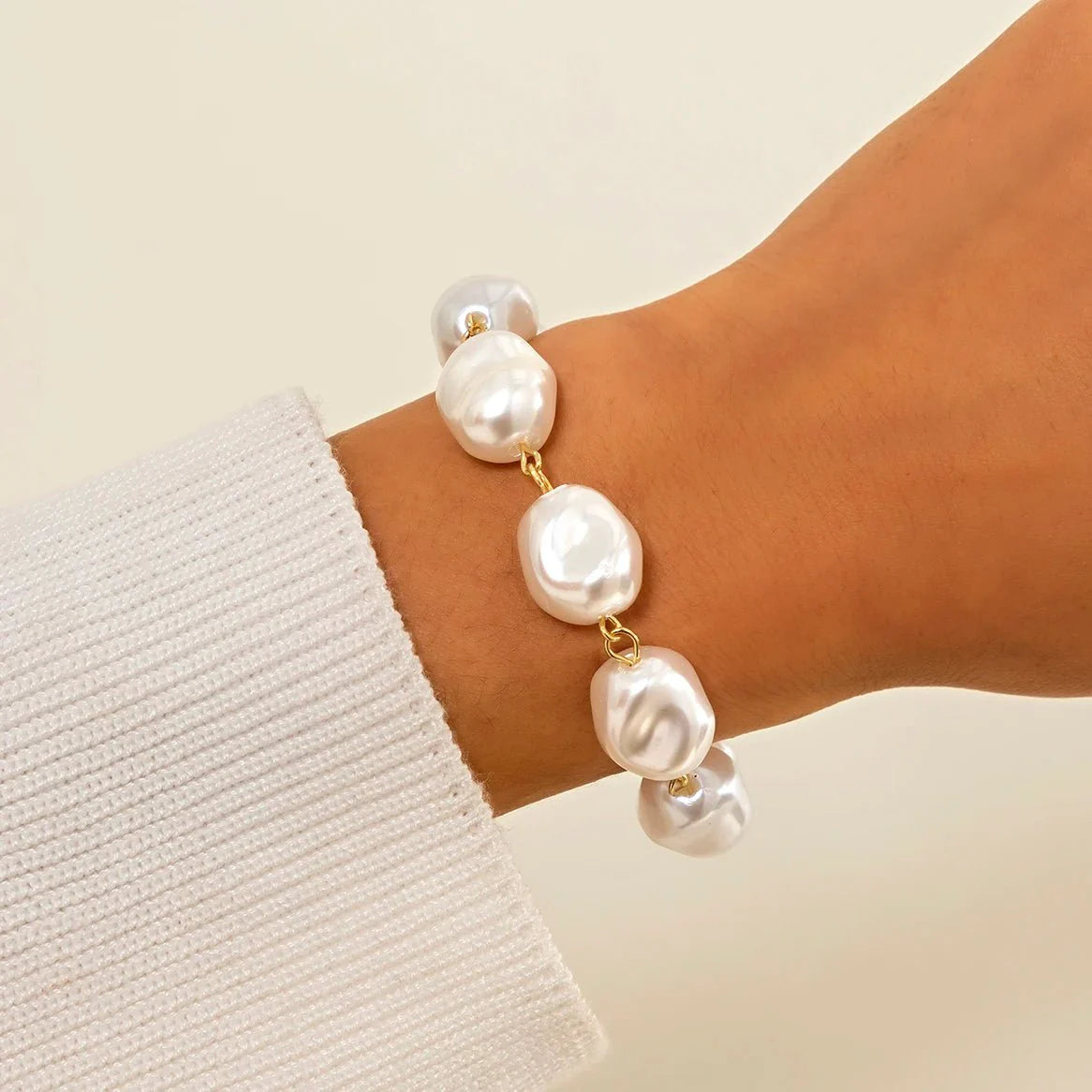 Classy asymmetric pearl bracelet 475785