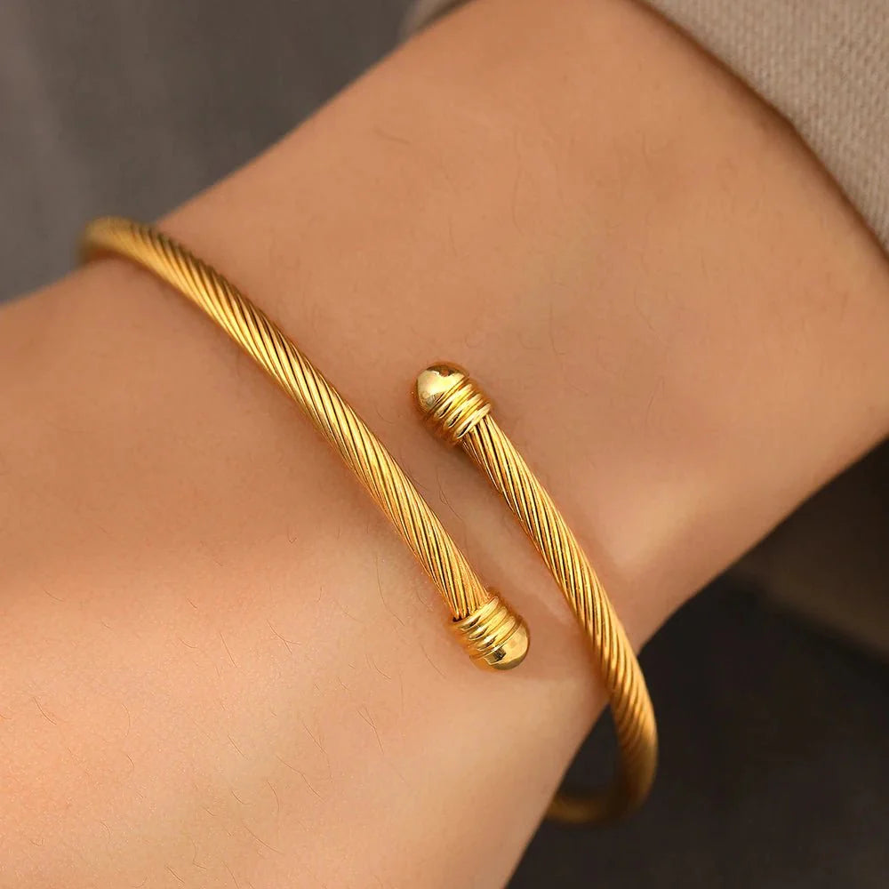 Classy twisted bangle bracelet 770765