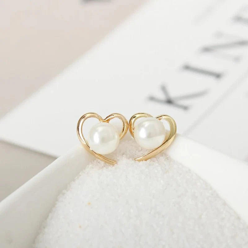 Dainty gold accented heart pearl stud earrings 737152
