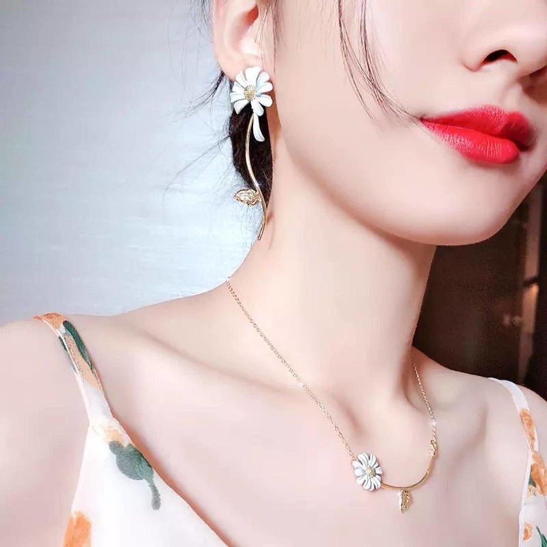 Azadeh Daisy and Leaf Necklace