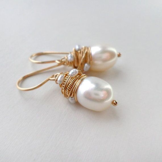 Romantic Pearl Vintage Earrings in Gold