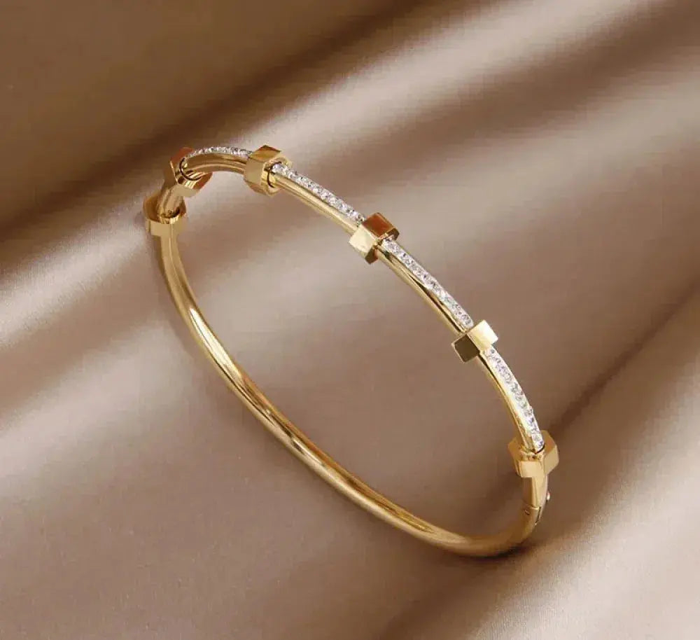 Charming Bracelet in Gold