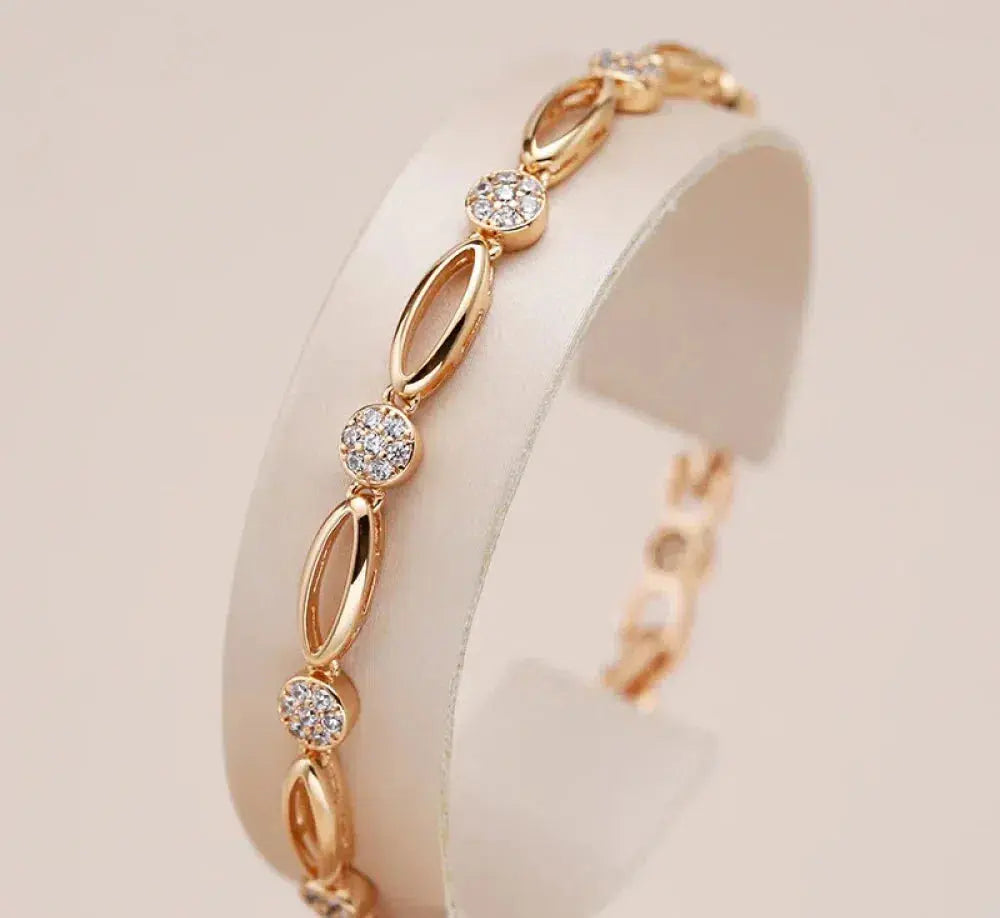 Elegant zirconia charm bracelet in gold