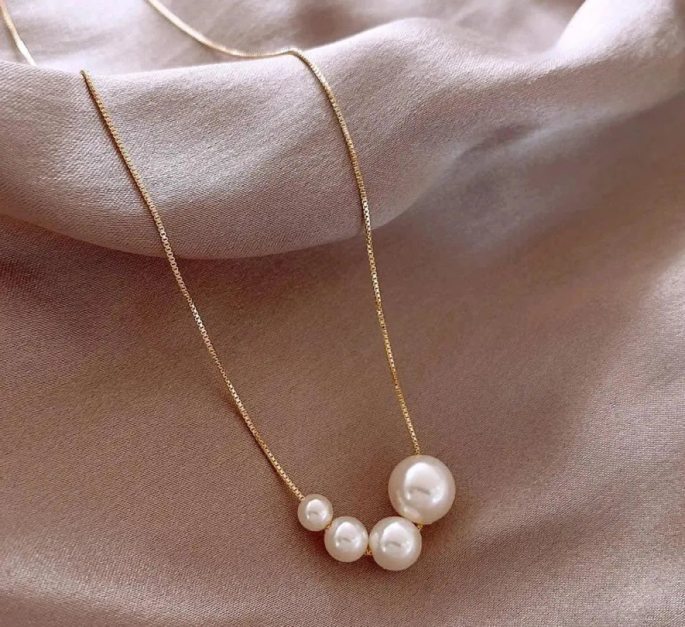 Classic Pearl Pendant Necklace in Gold