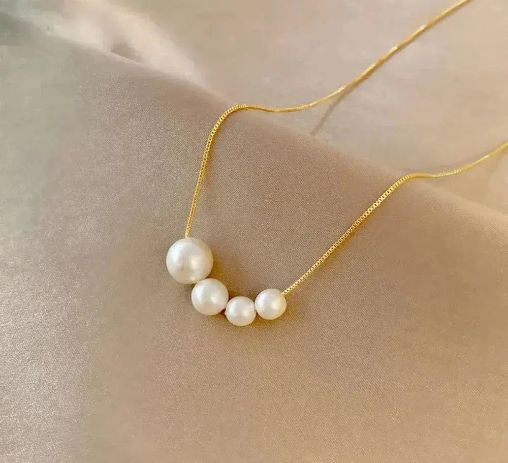 Classic pearl pendant necklace in gold