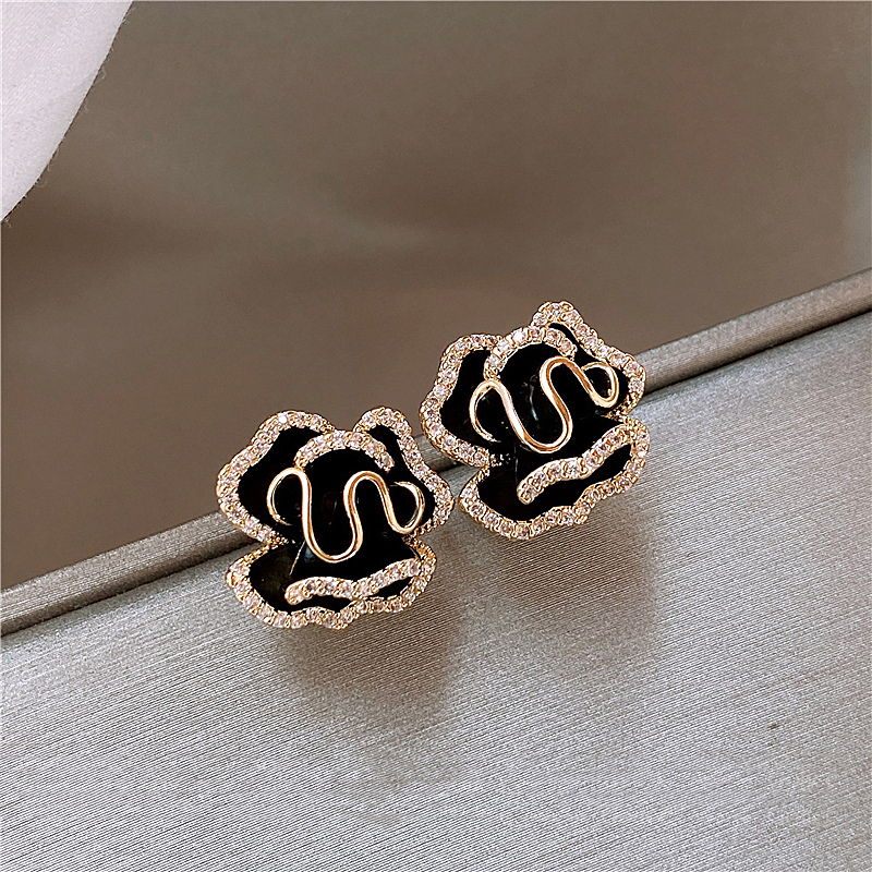 Chic Black Lotus Earrings in Gold