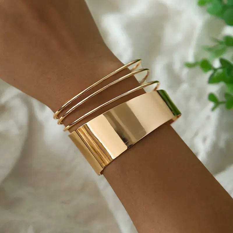 Dainty Vintage Charm Bracelet in Gold