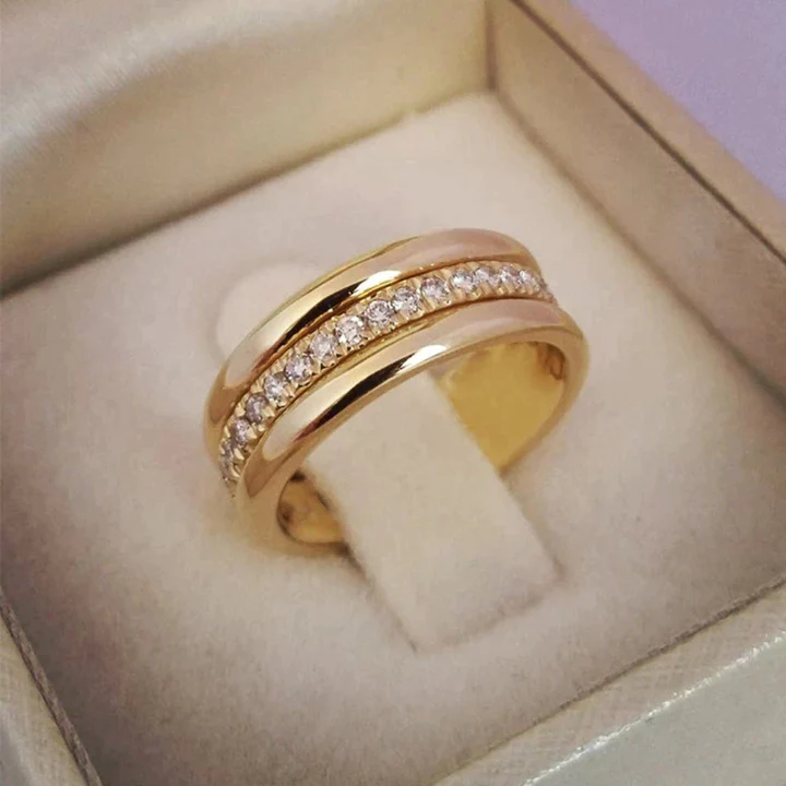 Luxurious Zirconia Vintage Ring