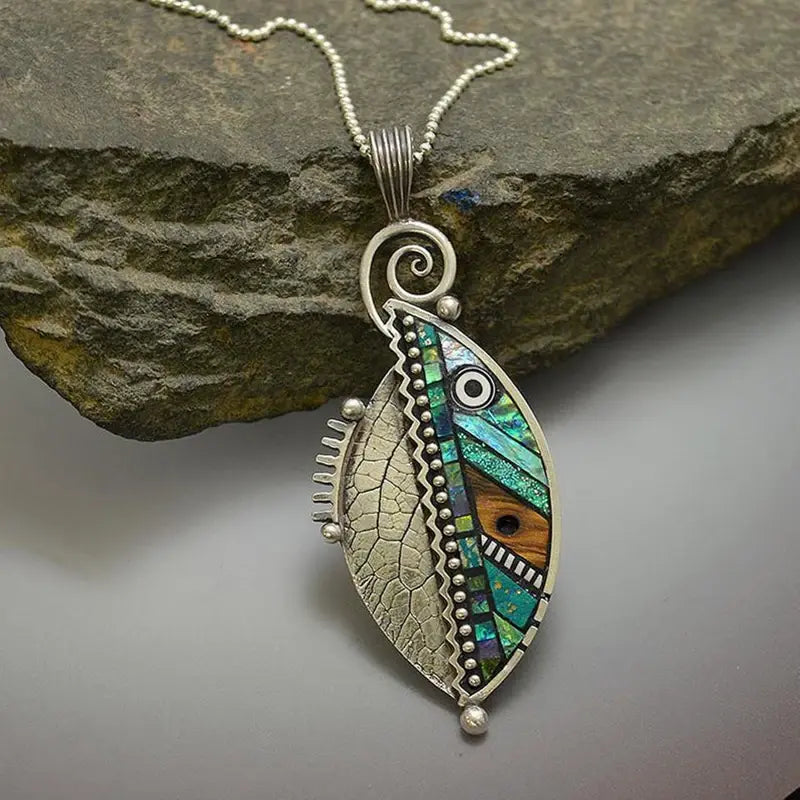 Elegant Green Crystal Vintage Necklace in Silver