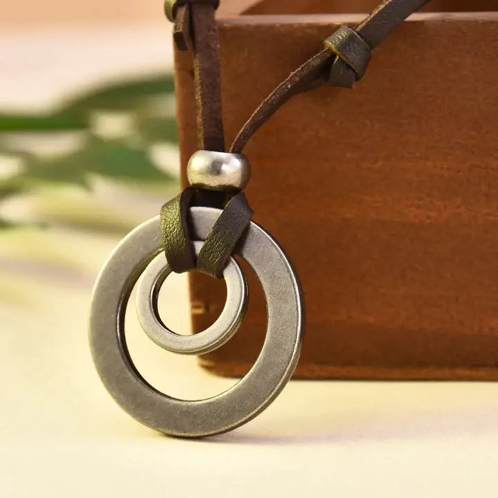 Delicate Vintage Pendant Necklace in Silver