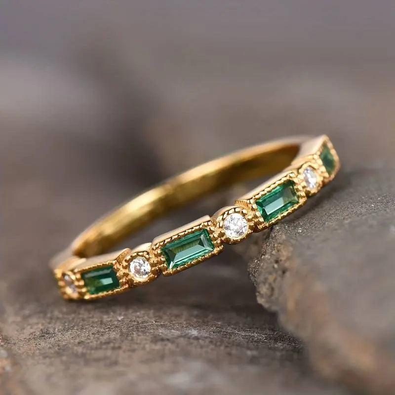 Romantic green zirconia vintage ring in gold