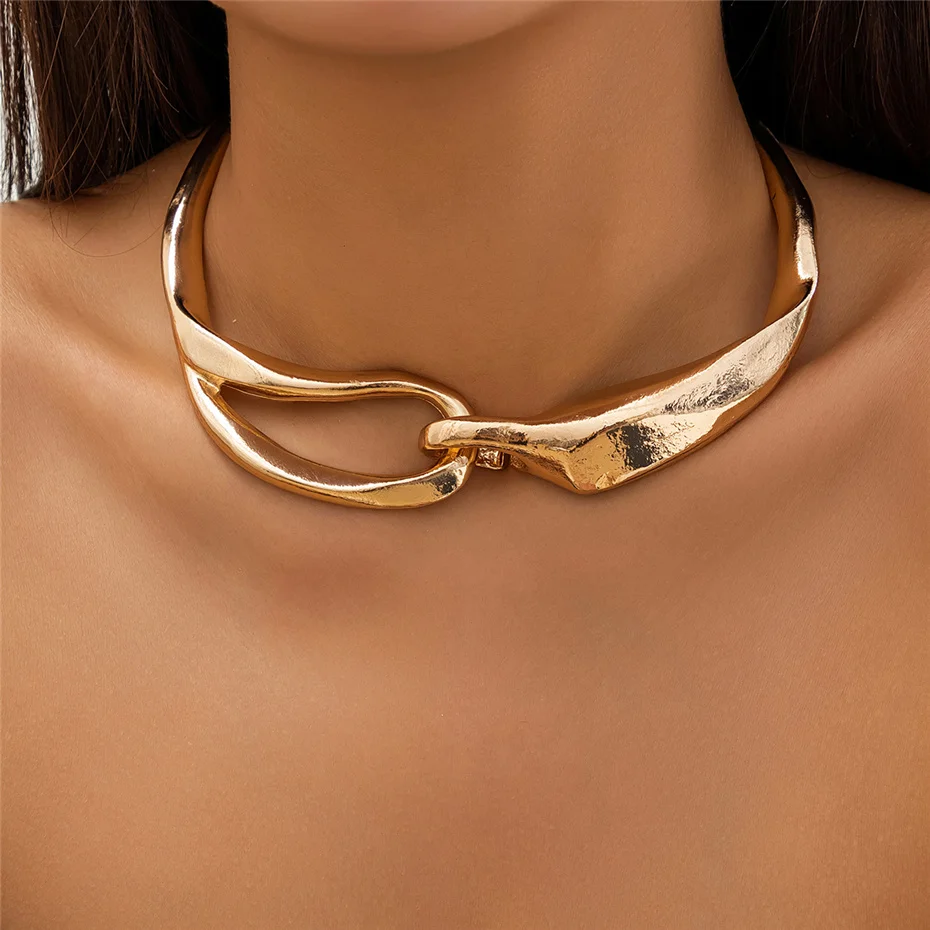 Elegant Choker Pendant Necklace in Gold