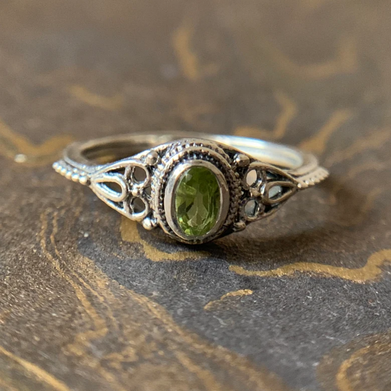 Sparkling Olive Vintage Ring in Silver