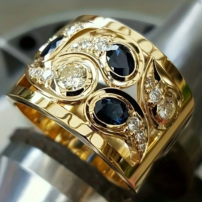 Sparkling Zirconia Vintage Ring in Gold