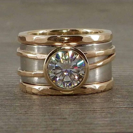 Sparkling Glass Vintage Ring in Gold
