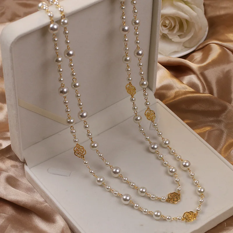 Elegant Pearl Pendant Necklace in Gold