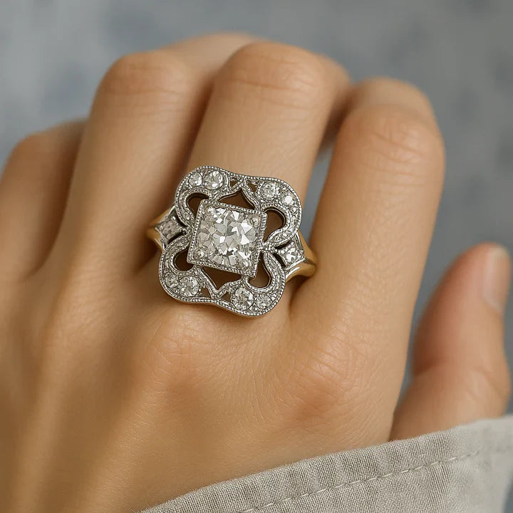 Luxurious Zirconia Vintage Ring in Gold