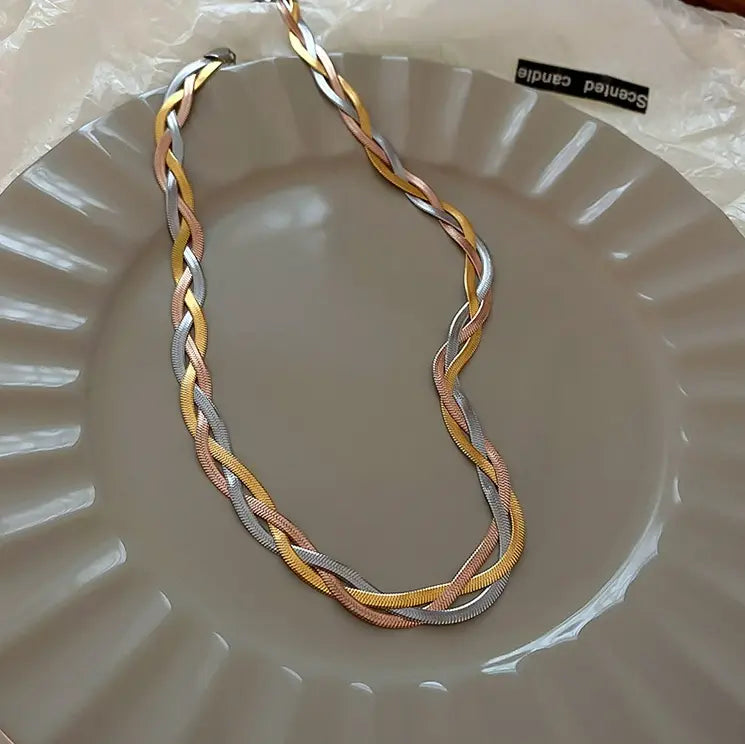 Elegant Pendant Necklace in Gold and Silver