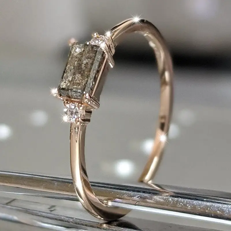 Elegant Zirconia Vintage Ring in Gold