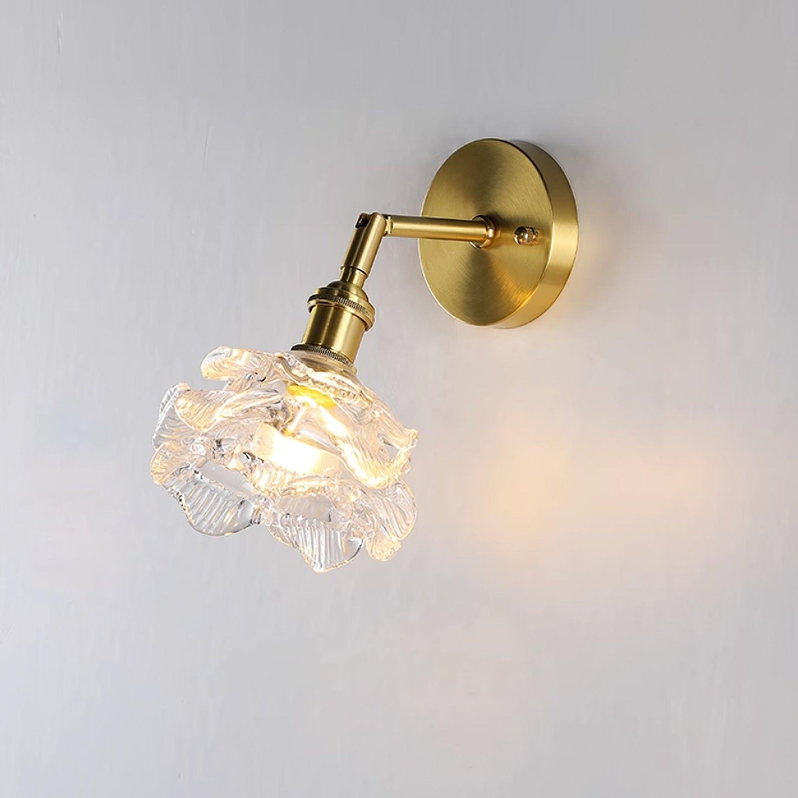 Nøordka Light Bespoke Wall Light Fixture ∅ 5.9″ x H 8.6″/ Dia 15cm x H 22cm / Brass & Clear Brass Knurled Finish Wall Sconce For Living Room
