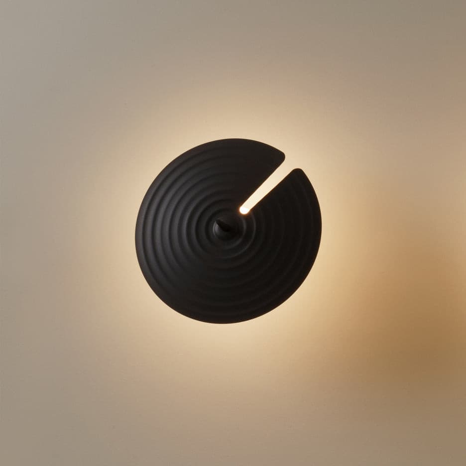 Nøordka Light Bespoke Wall Light Fixture ∅ 7.1″ x H 11.8″ / Black Round Rotating Shade Brass Finish Wall Lamp
