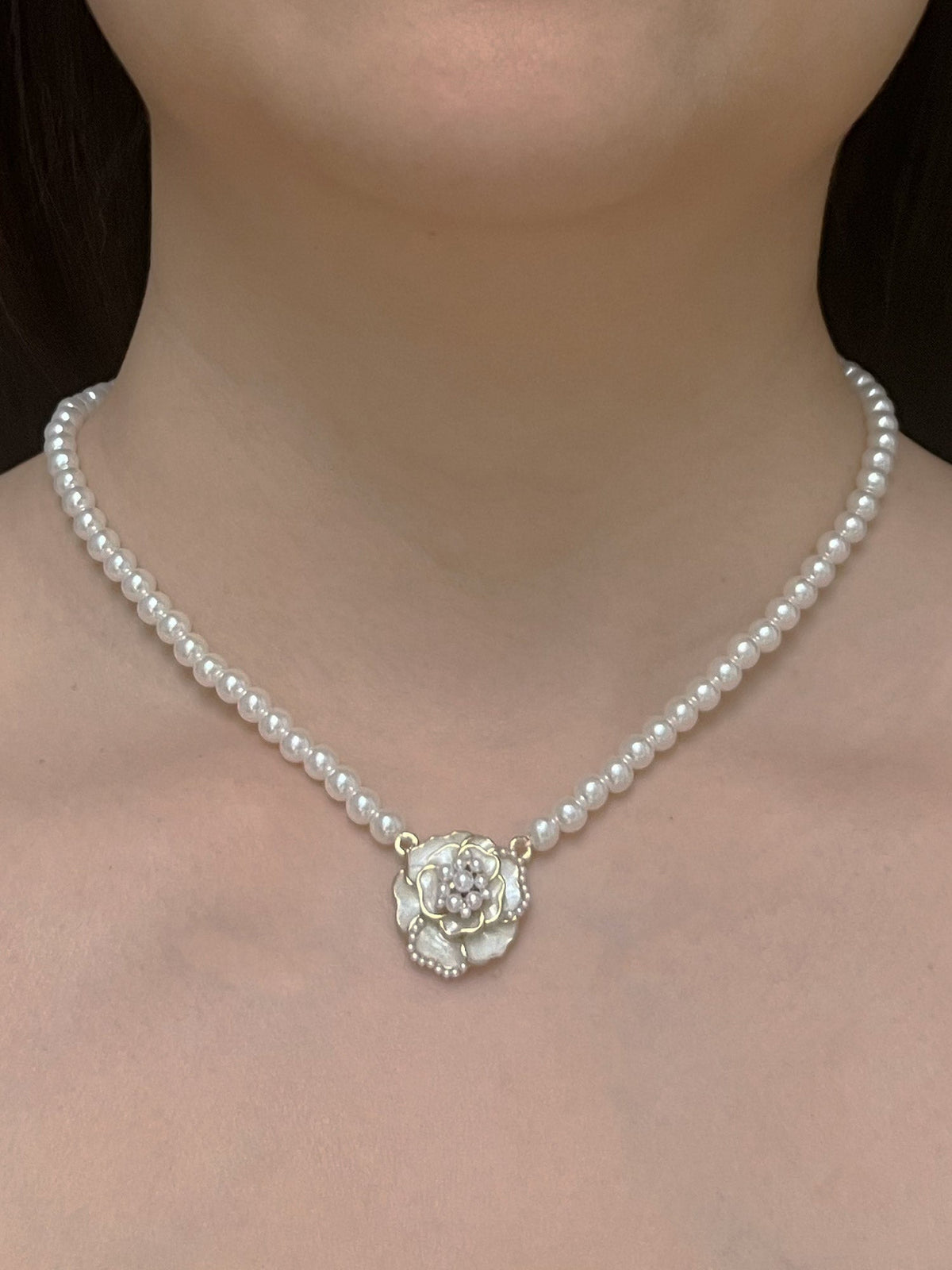 Pearl choker rose