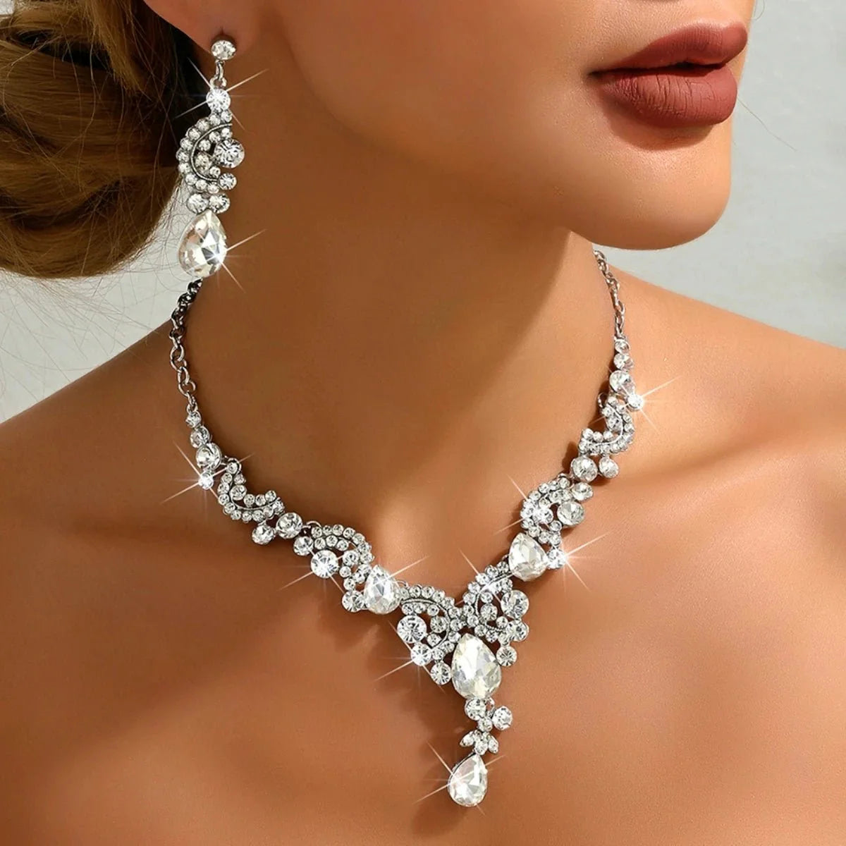 Rounded diamond glammer necklace and earrings set