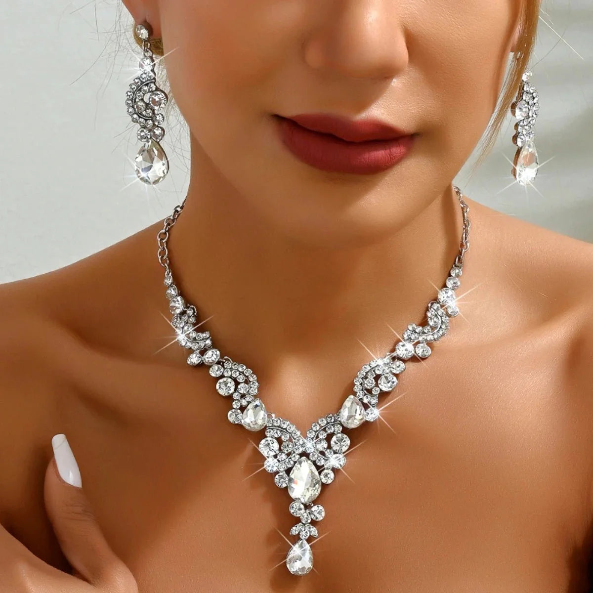 Rounded diamond glammer necklace and earrings set 785696