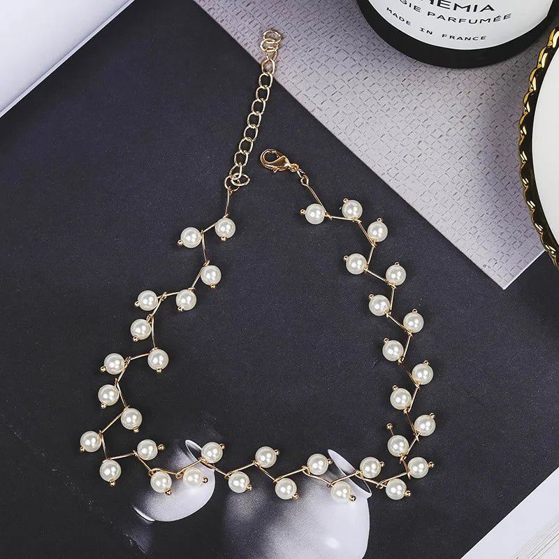 Staggering pearl choker necklace