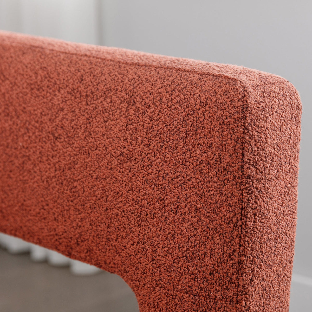 THE FURNITURE CO. Accent Chair Modern Orange Linen Accent Chair with Curved Backrest and Soft Upholstery