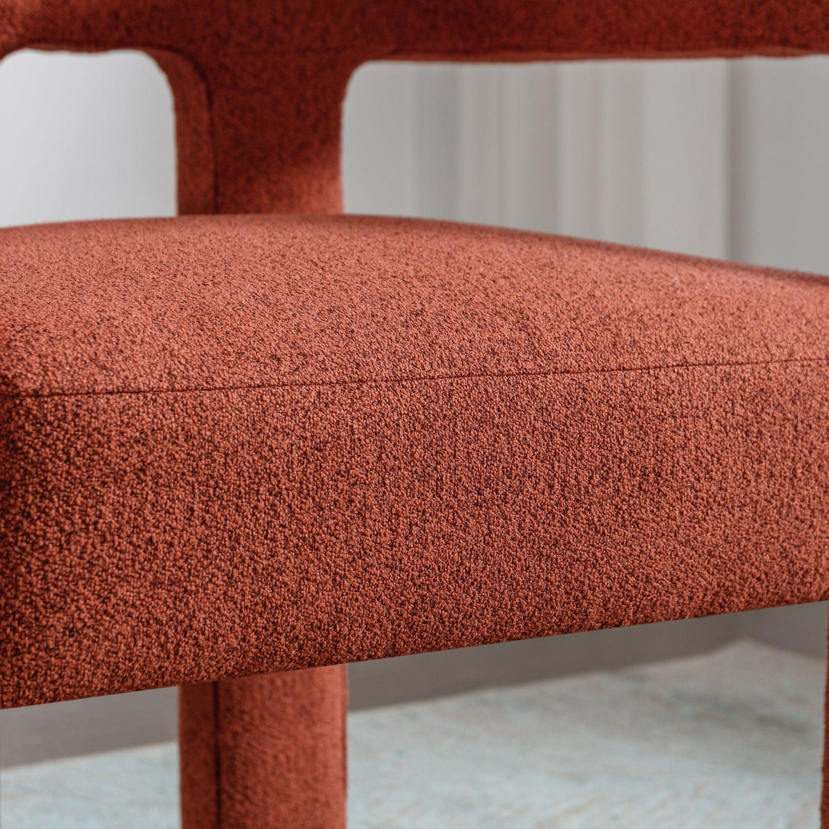 THE FURNITURE CO. Accent Chair Modern Orange Linen Accent Chair with Curved Backrest and Soft Upholstery