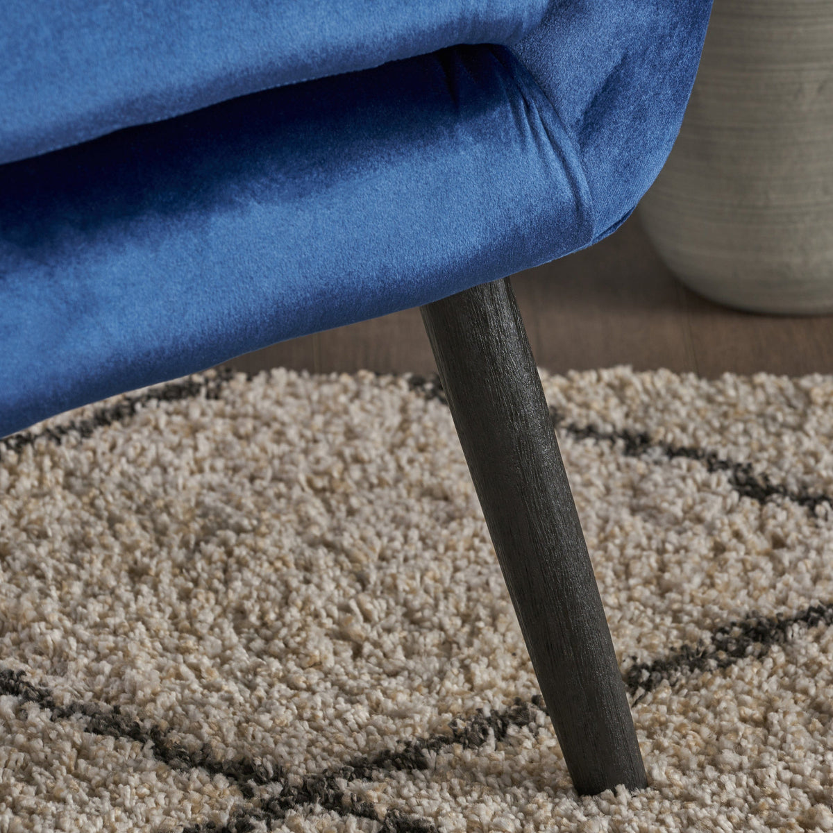 THE FURNITURE CO. Accent Chair Stylish Arm Chair Upholstered In Navy Blue Velvet