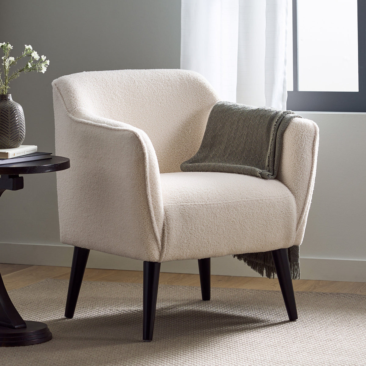THE FURNITURE CO. Accent Chair Stylish Upholstered Armchair In Ivory Fabric