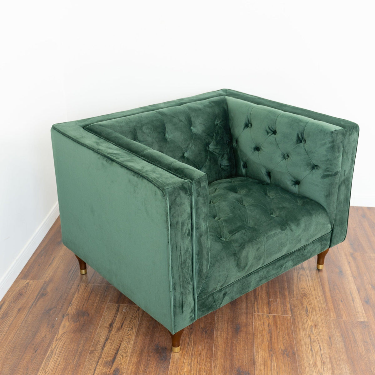 THE FURNITURE CO. Lounge Chairs Luxury Dark Green Velvet Lounge Chair for Elegant Living Spaces