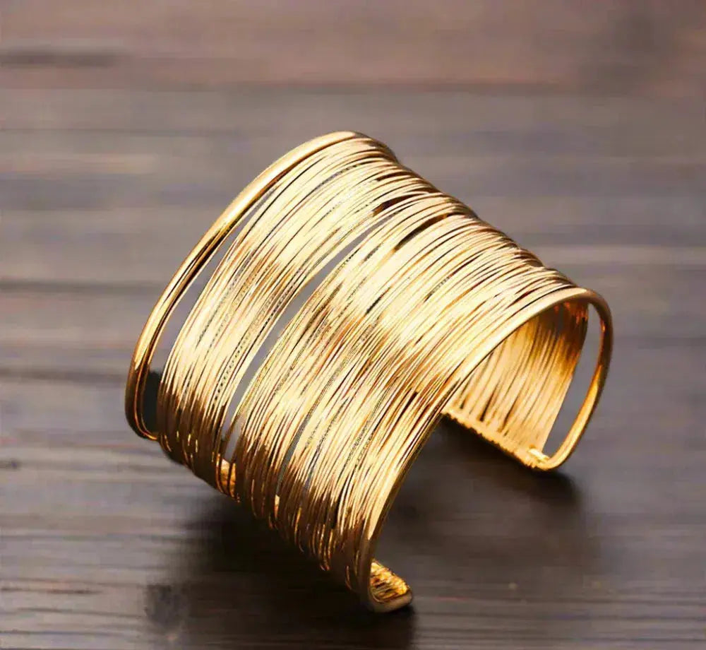 Elegant charm bracelet in gold