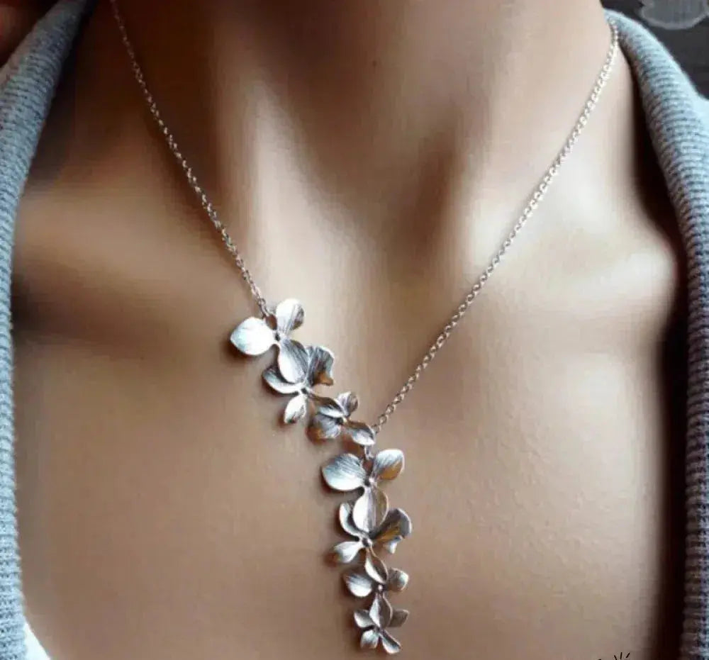 Delicate Floral Pendant Necklace in Silver