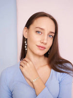 Load image into Gallery viewer, White Flower Gold Thread Earrings
