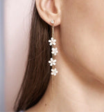 Load image into Gallery viewer, White Flower Gold Thread Earrings
