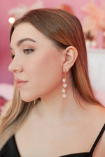 Load image into Gallery viewer, White Flower Gold Thread Earrings
